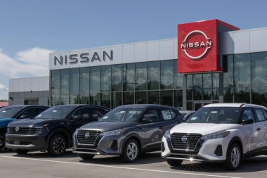 Lafayette - 27 Ağustos 2025: Nissan Kicks Subcompact Crossover SUV bir galeride sergileniyor. Nissan tekmeleri S, SV, Play ve SR modellerinde sunuyor.