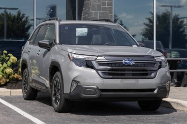 Lafayette - 26 Ağustos 2025: Subaru Forester Premium Compact SUV bir bayilikte. Subaru Forester 'a 2.5L DOHC Boxer motor teklif ediyor. MY:2025