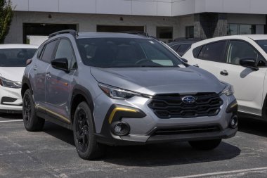 Lafayette - 26 Ağustos 2025: Subaru Crosstrek Sport AWD Compact SUV bir bayilikte. Subaru Crosstrek 'e 2.5L DOHC Boxer motoru sunuyor. MY:2025
