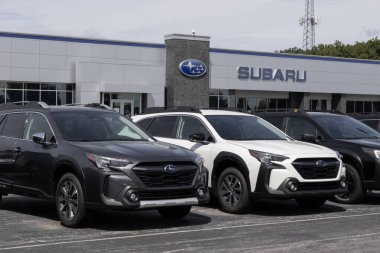 Lafayette - 26 Ağustos 2025: Subaru Outback sergisi. Subaru Outback in Base, Premium, Onyx, Limited, Touring ve Wilderness modelleri sunar. MY:2025