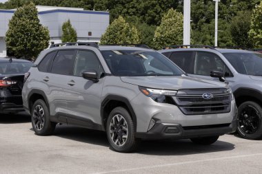 Lafayette - 26 Ağustos 2025: Subaru Forester Premium Compact SUV bir bayilikte. Subaru Forester 'a 2.5L DOHC Boxer motor teklif ediyor. MY:2025