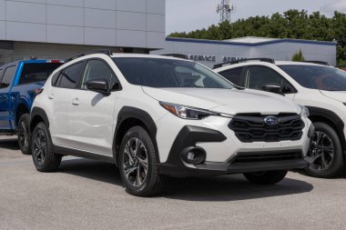 Lafayette - 26 Ağustos 2025: Subaru Crosstrek Premium AWD Compact SUV bir galeride. Subaru Crosstrek 'e 2.5L DOHC Boxer motoru sunuyor. MY:2025