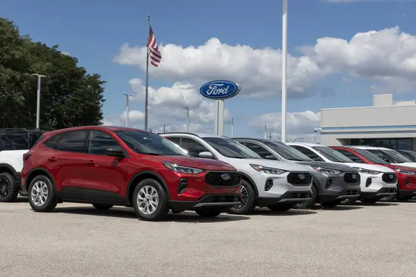 Lafayette - 27 Ağustos 2025: Ford Firar SUV sergisi. Ford Escape in Active, ST-Line, Platinum, ST-Line Elite ve Plug-In Hybrid modellerini sunar..