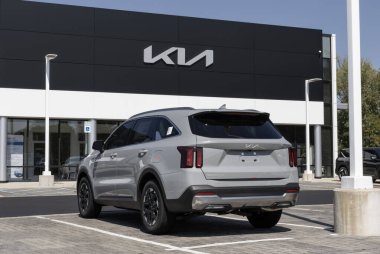 Indianapolis - 14 Eylül 2025: Kia Sorento S FWD SUV bir galeride sergileniyor. Kia, Sorento 'ya 2.5L Doğrudan Enjeksiyon 4 silindirli motor sunar. MY:2026