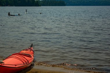 Dwight, Muskoka, Ontario, Kanada kıyısında kırmızı kano