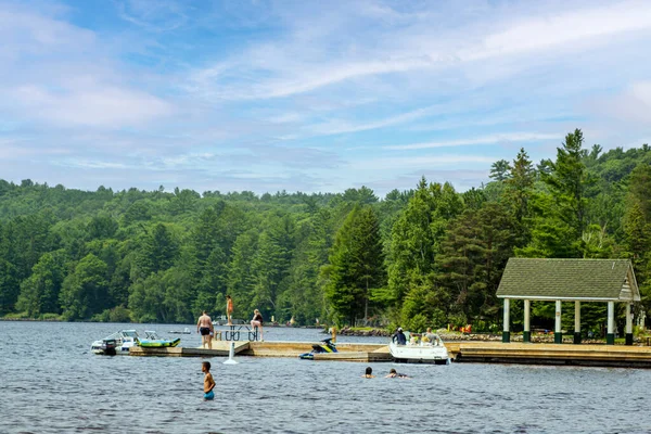 Août 2021 Visiteurs Profitant Activités Nautiques Près Jetée Sur Lac — Photo
