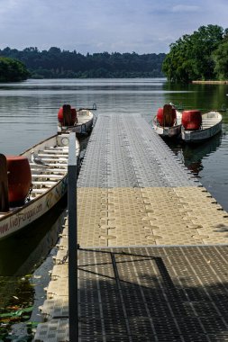 Hamilton, Ontario, Kanada, Ağustos 2019 - Hamilton 'daki Bayfront Park rıhtımında bekleyen bir ejderha teknesinin dikey görüntüsü