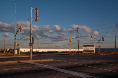 Haziran 2007, Ontario, Kanada - Endüstriyel bir bölgedeki yol kavşağında trafik ışıkları