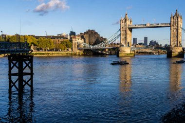 Tower Bridge ve Thames nehri setten izleniyor, Londra, İngiltere
