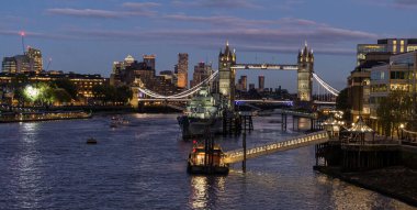 Londra Köprüsü ve Thames Nehri 'nin panoramik görüntüsü, Londra, İngiltere