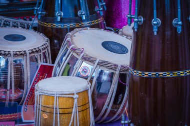 Toronto, Kanada, Ağustos 2007 - Hint müzik enstrümanları, tabla. Bir galada sergilenen hayvan derisi, ahşap ve metalden yapılmış davullar