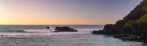 Панорама Прекрасного Морського Мису Хвилями Вдаряють Скелю Скелі Південному Узбережжі — стокове фото