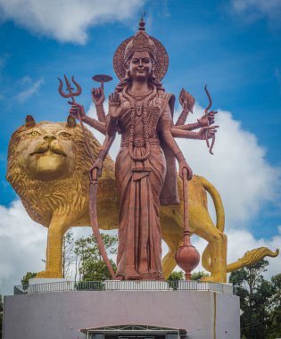 Mauritius, Grand Bassin 'de Hindu tanrıçası Durga heykeli. Dikey fotoğraf