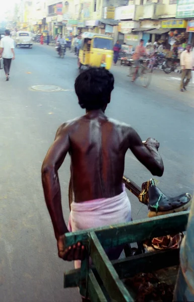 チェンナイ タミル ナドゥ インド 1999年2月13日 忙しい道路でカートを引っ張っている野蛮な地元の男の景色 — ストック写真