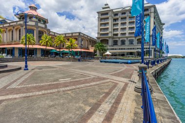 Mauritius, 10 Aralık 2021 - Başkent Port Louis limanına bakan güzel binalarla Caudan limanının manzarası