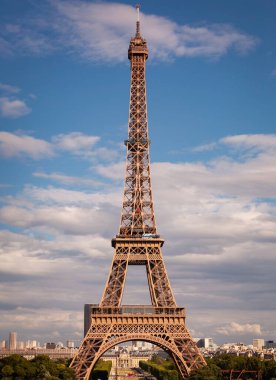 Günbatımında Fransa 'nın başkenti Paris' teki ünlü Eyfel Kulesi 'nin dikey görüntüsü