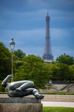 La Riviere, Fransa 'nın Jardin des Tuileries şehrinde 1861 yılında Aristide Maillol tarafından yapılan bronz bir kadın çıplak heykel. Arkadaki Eyfel kulesi.
