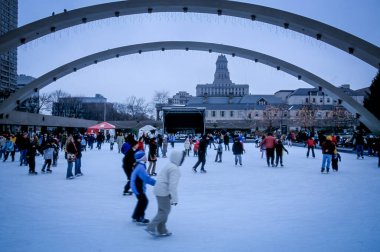 Toronto, Kanada, 21 Şubat 2004 - Nathan Meydanı 'nda halk buz pateni pistinde insanlar 