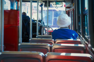 Toronto, Kanada, 23 Şubat 2003 - Toronto şehir merkezindeki TTC otobüsünde beyaz şapkalı bir yolcu
