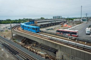  Scarborough, Ontario, Kanada, 15 Haziran 2022 - Kennedy metro istasyonuna giren mavi SRT treni 