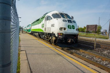 18 Eylül 2017 - Scarborough tren istasyonunda antrenman yapın. Go treni GO 'nun Ontario, Kanada' ya hizmet veren toplu taşıma sisteminin bir parçası.