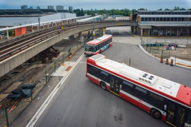 Scarborough, Ontario, Kanada, 15 Haziran 2022 - TTC otobüsleri Kennedy tren istasyonuna iniyor.