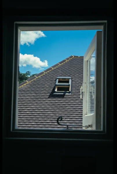 窓枠から眺められたスカイライト付きのシングル屋上 — ストック写真