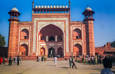 08 Haziran 2008, Agra, Hindistan - Taj Mahal Mausoleum 'un Büyük Kapısı. Bu dünya mirası tüm yıl boyunca birçok insanı cezbediyor..