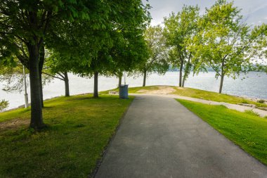 Hamilton, Ontario, Kanada 'daki Bayfront Park' tan gölün karşısına bak..