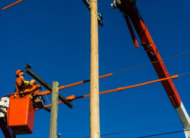 Toronto, Kanada, 20 Ekim 2017 - Elektrik direği ve bakım ve onarım için kablo hattı işçisi