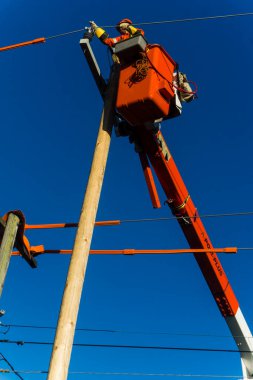 Toronto, Kanada, 20 Ekim 2017 - Elektrik direği ve bakım ve onarım için kablo hattı işçisi
