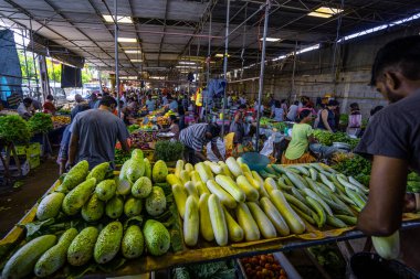 Mauritius, 19 DEC 2015 - Kalabalık bir açık sebze pazarında alıcılar ve satıcılar