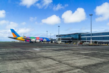 Mauritius SSR havaalanı 23 Mart 2023 - Mauritius uluslararası havaalanının pistinde kalkışa hazır renkli bir uçak bulunmaktadır.. 