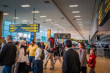 13OCT2008, CHAVEZ HAVEZ HAIRPORT, LIMA, PERU - Chavez havaalanının yoğun terminaline giriş ve çıkış yapan yolcular