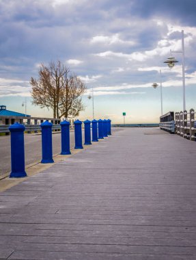 19Mayıs 2016, Pickering, Ontario, Kanada - Pickering limanındaki sahil yolu