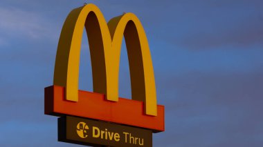 11MAY2024, MAURITIUS MacDonald ikonik logosunun yakın görüntüsü alacakaranlıkta mavi gökyüzü