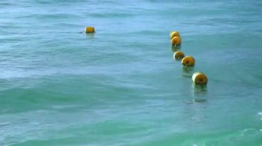 Mauritius, 20DEC2019 - Sarı yüzen şamandıralar Flic en Flac plajındaki güvenli bölgeyi gösteriyor