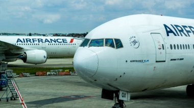 13Haziran 2024, CHARLES DE GAULLE Havaalanı, Paris, Fransa - İki Air France uçağı yer bakımı için piste park edildi