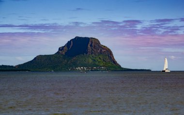 Karadeniz 'in karşısındaki Le Morne Dağı, Mauritius Adası, alacakaranlıkta.