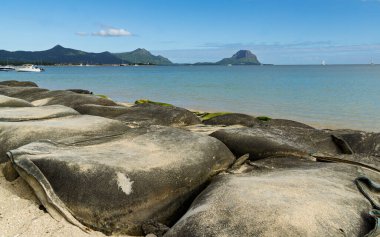 Mauritius, La Mivoie sahilindeki sel ve erozyona karşı kıyı şeridi boyunca yerleştirilmiş kum dolu jeotextile torbaları.