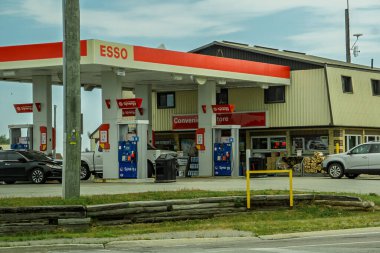 05AUG2024 - Ontario, Kanada 'da bir Esso benzin istasyonu olarak faaliyet gösteren bir market