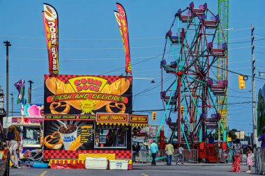Toronto, Kanada, 15AUG 2024 - Dönme dolap, yerel bir panayırda yiyecek satıcıları. Aile eğlencesi için eğlence parkı