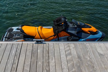 05AUG2024 - Kanada, Ontario, Ontario 'daki Cuma Limanı' na Jet ski yanaştı
