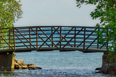Kanada, Ontario 'daki Innisfil plaj parkında Simcoe Gölü üzerinde tahta köprü.
