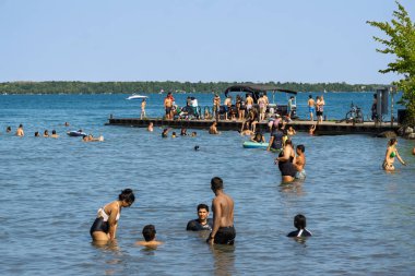 05AUG2024 - Tatilciler Kanada, Ontario 'daki Innisfil Plaj Parkı' ndaki gölde banyo yapıyor ve eğleniyor