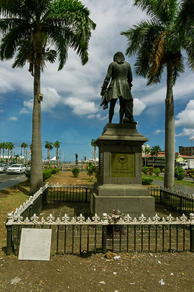 Статуя Mahe de Labourdonnais, первого французского колониального губернатора Маврикия с видом на столицу Порт-Луи и порт