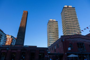 04JUL2014, Toronto, Kanada - Damıtma Bölgesine bakan binalar, bir zamanlar büyük bir viski damıtma tesisi olan tuhaf 19. yüzyıl binaları..