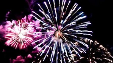 Gece Gökyüzünde Havai fişek Renkli Işıklar Kutlaması. Yeni yıl, Noel arifesi.