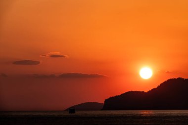 Güneş dürülüp dürüldüğünde dağlara,.