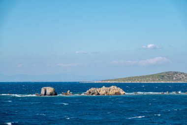 Gün batımında gökyüzü maviden kırmızıya dönerken bulutlar beliriyor.